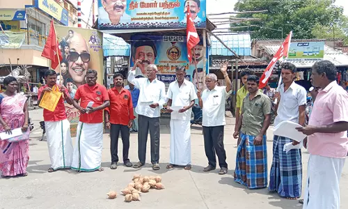 ஜலகண்டாபுரத்தில் விவசாய சங்கம் சார்பில் தேங்காய் உடைக்கும் போராட்டம்