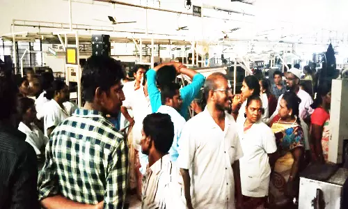 ஷூ கம்பெனி தொழிலாளர்கள் 2-வது நாளாக உள்ளிருப்பு போராட்டம்