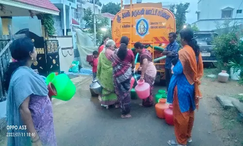 பொதுமக்களுக்கு லாரி மூலம் குடிநீர் விநியோகம்