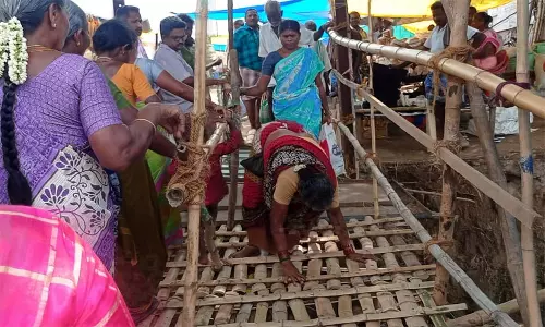 தற்காலிக நடை பாதையில் தடுமாறி விழுந்த மூதாட்டி