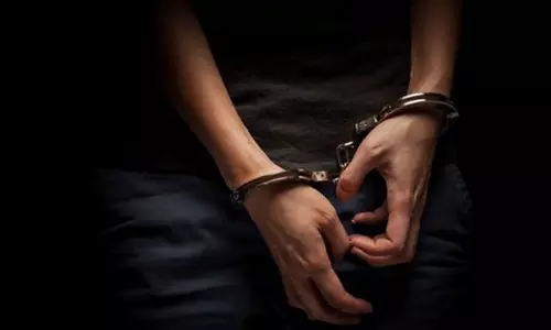 கால்மேல் கால்போட்டு இருப்பதா? டிரான்ஸ்போர்ட் உரிமையாளர் மீது தாக்குதல்- பால் வியாபாரி கைது