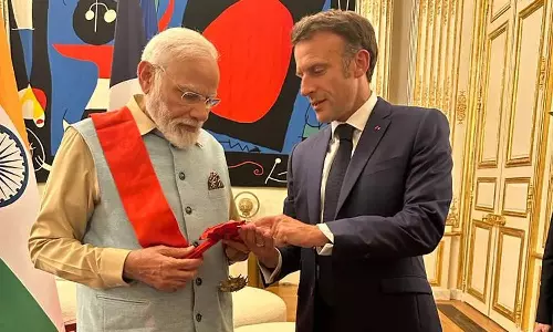 பிரதமர் நரேந்திர மோடிக்கு பிரான்ஸ் நாட்டின் உயரிய விருது வழங்கி கவுரவிப்பு