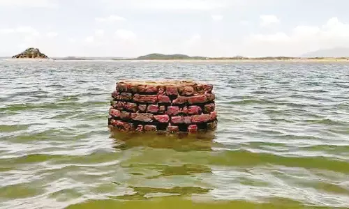 மேட்டூர் அணை நீர்த்தேக்க பகுதியில் கிறிஸ்தவ ஆலய கோபுரம் தெரிந்தது