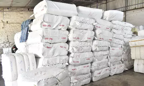 ஈரோட்டில் சுமை தூக்கும் தொழிலாளர்கள் 2-வது நாளாக வேலை நிறுத்த போராட்டம்