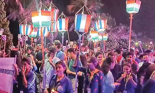 பிரான்ஸ் மக்களாட்சி தினம்- புதுச்சேரியில் மின்விளக்கு ஏந்தி பிரெஞ்சு மக்கள் ஊர்வலம்