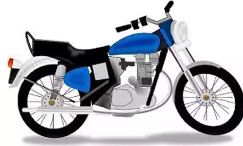 சிறுவர்கள் ஓட்டிய 4 மோட்டார் சைக்கிள்கள் பறிமுதல்