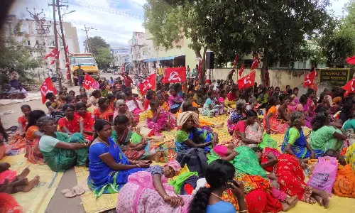 கோரிக்கைகளை வலியுறுத்தி உடுமலையில் 3-வது நாளாக மலைவாழ் மக்கள் போராட்டம்