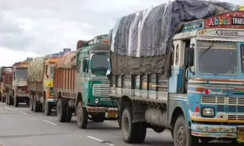 வட மாநிலங்களில் கனமழை: தமிழகத்தில் 75 ஆயிரம் லாரிகள் நிறுத்தி வைப்பு- ரூ.1000 கோடி மதிப்பிலான சரக்குகள் தேக்கம்