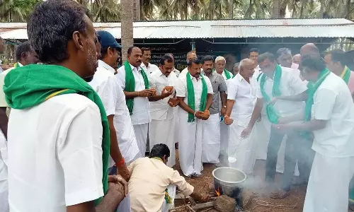 தேங்காய்க்கு உரிய விலை நிர்ணயம் செய்ய கோரி விவசாயிகள் கஞ்சி தொட்டி திறந்து காத்திருப்பு போராட்டம்