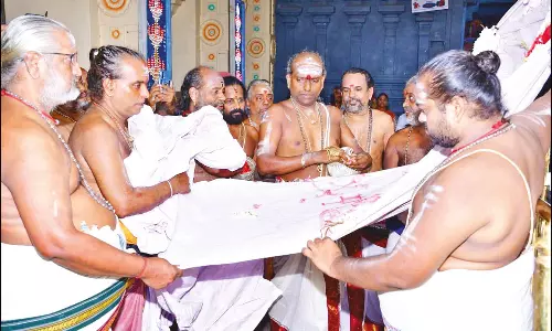 திருக்கடையூர் அமிர்தகடேஸ்வரர் கோவிலில் ஆடிப்பூர திருவிழா கொடியேற்றத்துடன் தொடங்கியது