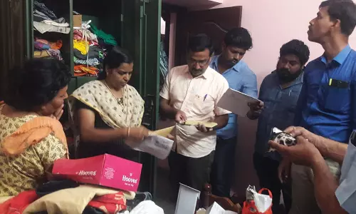 அ.தி.மு.க. முன்னாள் பேரூராட்சி தலைவி வீட்டில் லஞ்ச ஒழிப்பு போலீசார் சோதனை