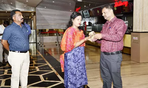 தேனி: தியேட்டரில் தரமான உணவுகள் விற்கப்படுகிறதா?கலெக்டர் ஷஜீவனா ஆய்வு