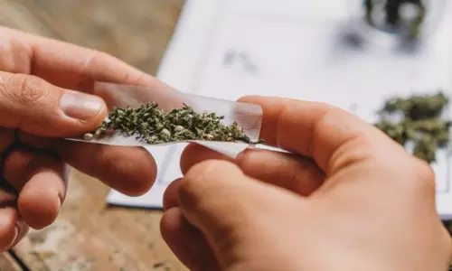 சின்னமனூர் : அரசு ஆஸ்பத்திரியில் கஞ்சா விற்பனை அமோகம்