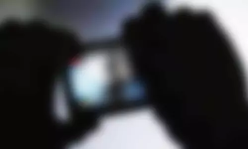 திருவள்ளூர் அருகே இளம்பெண் குளிப்பதை செல்போனில் வீடியோ எடுத்த வாலிபர்