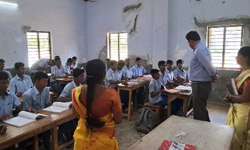 பாதியில் படிப்பை நிறுத்திய 9-ம் வகுப்பு  மாணவனிடம் கலெக்டர் உருக்கமான பேச்சு