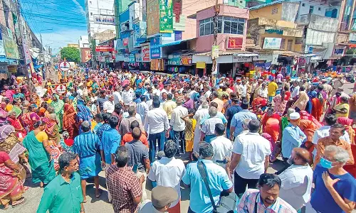 கடைகளை காலி செய்ய மறுத்து புதுச்சேரி பெரிய மார்க்கெட் வியாபாரிகள் சாலை மறியல்- சட்ட சபையை நோக்கி ஊர்வலம்