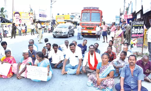 வங்கி நிர்வாகத்தை கண்டித்து சாலை மறியல்