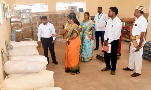 வேளாண்மை மேம்பாட்டு பணிகளை ஆய்வு செய்த கலெக்டர்