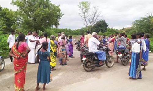 ஓமலூர் அருகே கல்குவாரியை முற்றுகையிட்டு பொதுமக்கள் போராட்டம்