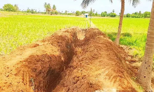 நீர்நிலை கால்வாய் ஆக்கிரமிப்பை ஒருதலைப்பட்சமாக அகற்றிய பொதுப்பணித்துறை அதிகாரிகள்