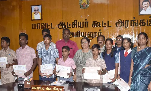 அரியலூரில் பிளாஸ்டிக் இல்லா தமிழ்நாடு குறித்த விழிப்புணர்வு ஓவியப் போட்டியில் வெற்றி பெற்ற மாணவர்களுக்கு பரிசு