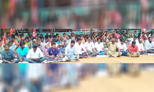 பெரம்பலூரில் நகராட்சி துய்மை பணியாளர்கள் பணியை புறக்கணித்து காத்திருப்பு போராட்டம்