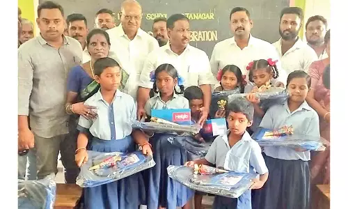 அரசு பள்ளி மாணவர்களுக்கு புத்தகபை-நேரு எம்.எல்.ஏ. வழங்கினார்