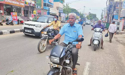 புதிய கார் வழங்கப்படாததால் பைக்கில் சென்று மக்கள் பணியாற்றும் எம்.எல்.ஏ.