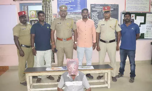 காய்கறி கடையில் புகுந்து பணம் திருடிய வாலிபர் சிக்கினார்