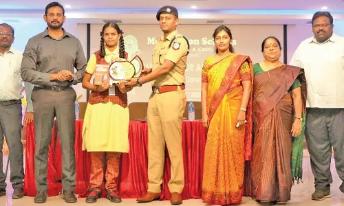 பொதுத் தேர்வில் சிறப்பிடம் பெற்ற மவுண்ட் சீயோன் பள்ளி மாணவர்களுக்கு பாராட்டு