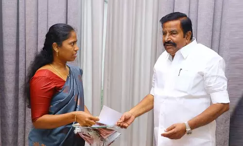 புளியங்குடியில் வாறுகால் சீரமைக்க நிதி ஒதுக்க கோரி அமைச்சரிடம் மனு