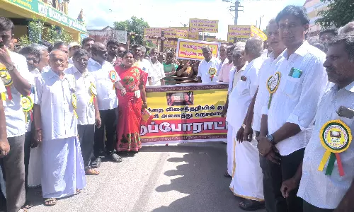 சிறுமுகையில் கைத்தறி நெசவாளர்கள் பேரணி