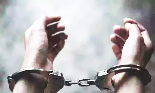 அதிகாரிக்கு மிரட்டல் விடுத்த அ.தி.மு.க. நிர்வாகி உட்பட 2 பேர் கைது