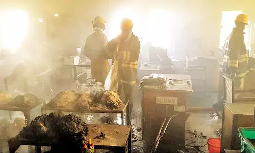 பாளையில் இன்று அதிகாலை- தலைமை தபால் நிலையத்தில் 2-வது மாடியில் திடீர் தீ விபத்து