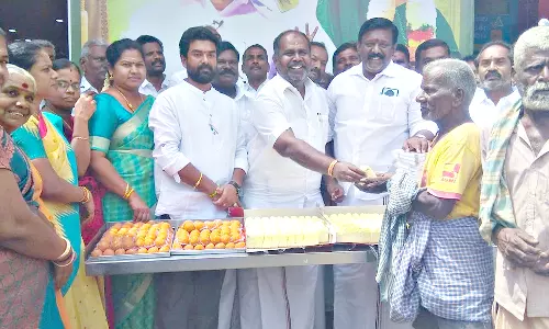 அ.தி.மு.க.வினர் பொதுமக்களுக்கு இனிப்பு வழங்கி கொண்டாட்டம்