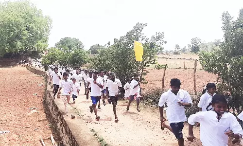 அரசு பள்ளியில் விழிப்புணர்வு மாரத்தான் ஓட்டம்