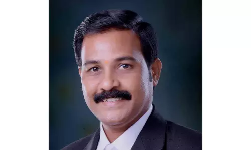 பழமையான அரசு பள்ளி கட்டிடத்தை இடித்து விட்டு புதிய கட்டிடம் கட்ட வேண்டும்