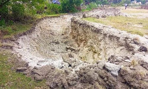 மண் அள்ளிய 3 டிராக்டர்கள் பறிமுதல்