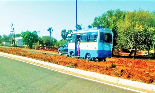 தென்காசியில் இருந்து நெல்லை கல்லூரிக்கு வேன் படிக்கட்டுகளில் ஆபத்தான பயணம் மேற்கொள்ளும் மாணவிகள்