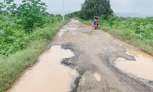 சிதலமடைந்து காணப்படும் தார் சாலையால் பொதுமக்கள் அவதி