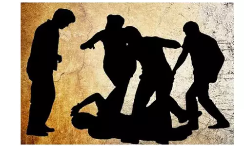 அரசு பள்ளியில் மாணவியை கிண்டல் செய்த மாணவன் மீது தாக்குதல்