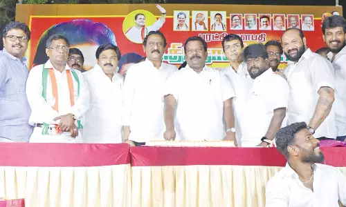 திருநாவுக்கரசர் பிறந்த நாளை முன்னிட்டு 1000 பெண்களுக்கு சேலை- செல்வப்பெருந்தகை வழங்கினார்