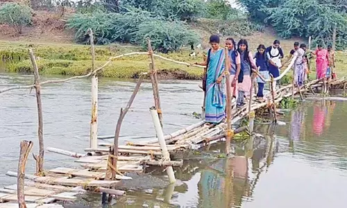 தட்டி பாலத்தில் ஆற்றை கடந்து செல்லும் மாணவ- மாணவிகள்