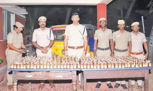 ஆட்டோவில் கடத்தி வரப்பட்ட மதுபாட்டில்கள் பறிமுதல்