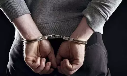 போலீஸ் வாகனம் மோதி சிறுமி பலியான சம்பவம்: ஊர்க்காவல் படை வீரரை தாக்கிய 4 பேர் கைது