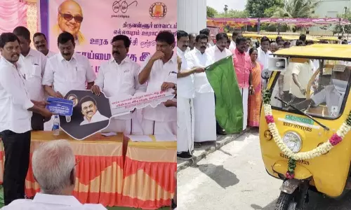 பெரியபாளையத்தில்  25 ஊராட்சிகளுக்கு மூன்று சக்கர மின்கலன் வண்டிகள் வழங்கும் நிகழ்ச்சி