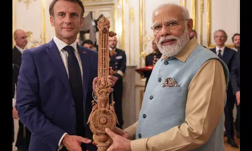 பிரான்ஸ் அதிபர் இம்மானுவல் மேக்ரானுக்கு சந்தன கிடாரை பரிசளித்த பிரதமர் மோடி