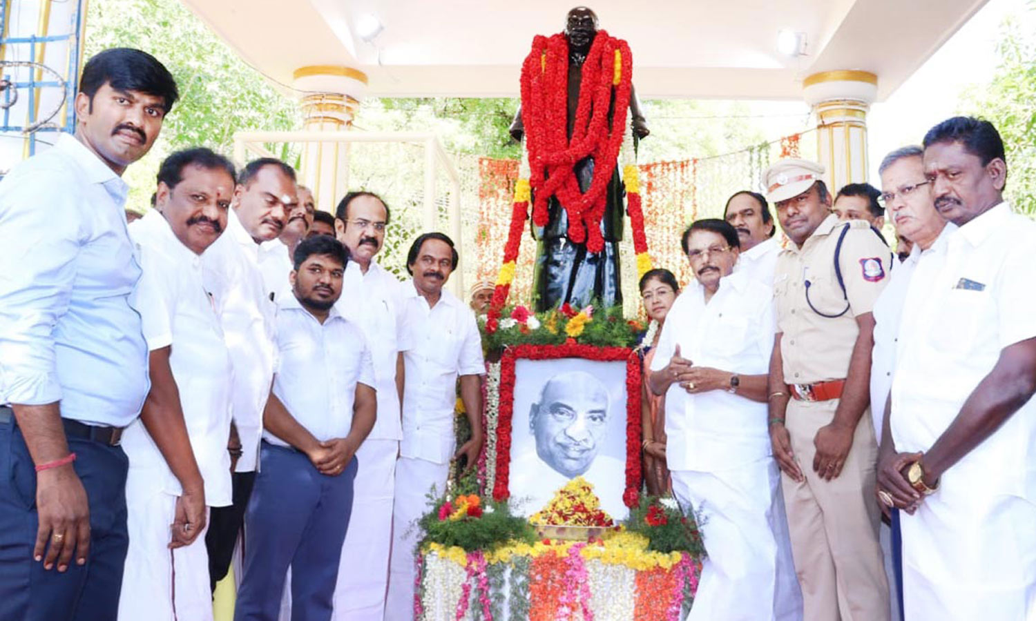 121-வது பிறந்தநாள் விழா: காமராஜர் சிலைக்கு அமைச்சர்கள், எம்.எல்.ஏ.க்கள் மாலை அணிவித்து மரியாதை