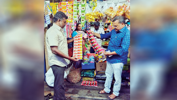 திருச்செங்கோடு நகராட்சி சுகாதார அதிகாரிகள் கடைகளில் ஆய்வு திருச்செங்கோடு நகராட்சி சுகாதார அதிகாரிகள் கடைகளில் ஆய்வு