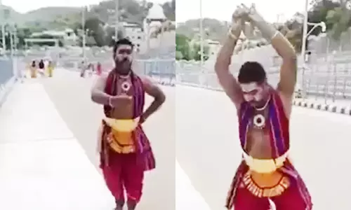 திருப்பதி மலை பாதையில் நடனம் ஆடியபடி சென்ற பக்தர்